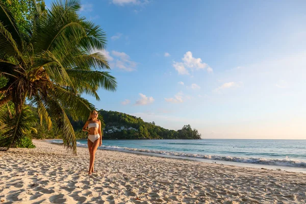 Söt Blondin Med Långt Hår Den Tropiska Stranden Baie Lazare — Stockfoto