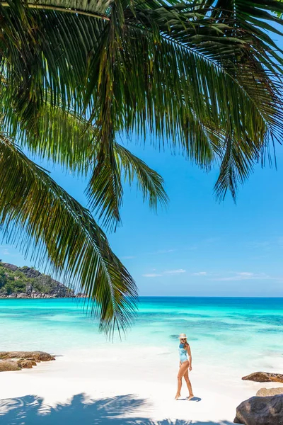 Καραϊβική Παραλία Πολυτελείς Διακοπές Καλοκαίρι Διακοπές Γυναίκα Περπάτημα Τέλεια Λευκή — Φωτογραφία Αρχείου