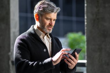 Üst düzey erkek ofis çalışanı taksi çağırmış ya da internetten cep telefonuna mesaj göndermiş.