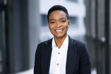 Lobide durup kameraya bakan zeki ve çekici genç bir bayan en iyi iş şirketinde çalışıyor.