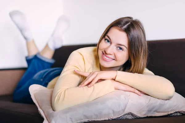 Jovem Atraente Relaxando Sofá Olhe Para Câmera Sorriso Seu Rosto — Fotografia de Stock