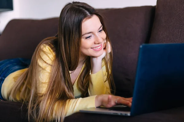 Linda Chica Freelancer Rubia Sonriente Trabajando Ordenador Portátil —  Fotos de Stock