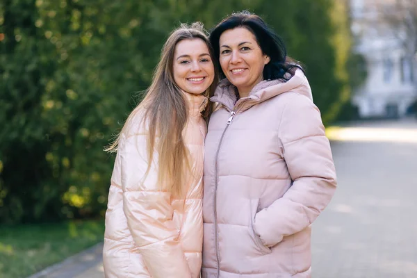 Tinédzser Lánya Jól Érzi Magát Anyával Szabadban — Stock Fotó