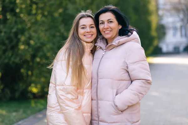 Adolescente Hija Tener Gran Tiempo Con Madre Aire Libre — Foto de Stock