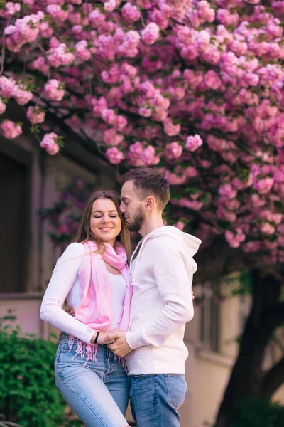 愛の春のカップル バナー 春の公園を散策し 美しい春の花の自然を楽しむカップル — ストック写真