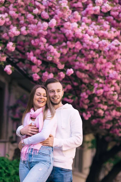 Ζευγάρι Ερωτευμένο Απολαμβάνει Ροζ Άνθη Κερασιάς Άνδρας Και Γυναίκα Στον — Φωτογραφία Αρχείου
