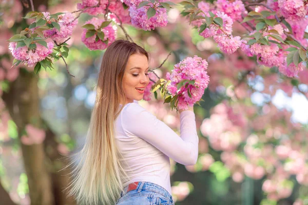 Прекрасная Молодая Женщина Длинными Волосами Возле Цветущего Дерева Парке Весенний — стоковое фото