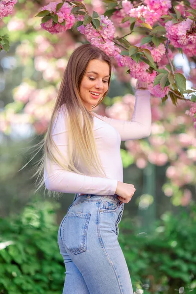 桜の春の女性 春の女性の香りの花を楽しむ 日本への春の旅行 ピンクカラーのコンセプト — ストック写真