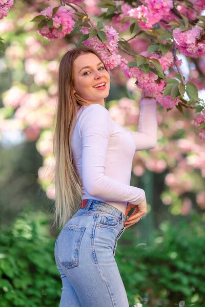 Atractiva Mujer Rubia Sonriente Primavera Flor Jardín Sakura Momento Perfecto — Foto de Stock