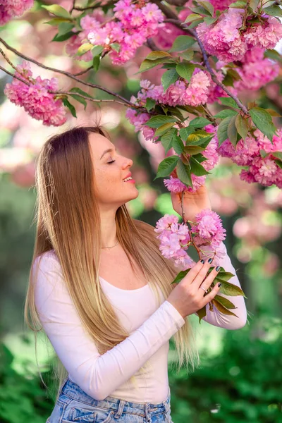 Mulher Primavera Sakura Mulher Primavera Apreciando Flores Cheiro Viaje Primavera — Fotografia de Stock
