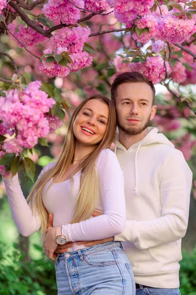 Portrait Jeune Beau Couple Fleur Cerisier Rose Jardin Sakura Câlin — Photo