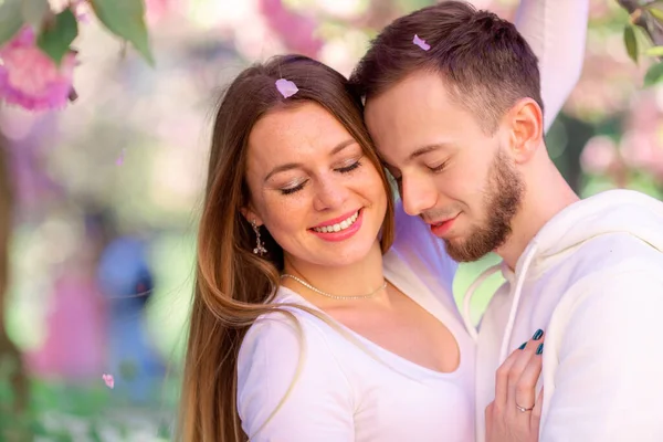 Close Retrato Jovem Casal Bonito Flor Cereja Rosa Florescente Jardim — Fotografia de Stock