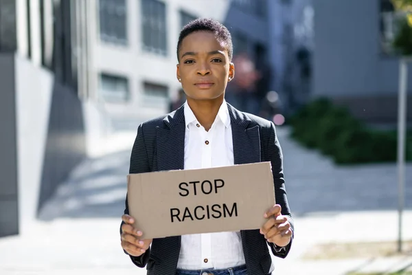 Mujer Negocios Afroamericana Sosteniendo Cartel Con Frase Alto Racismo Pie — Foto de Stock