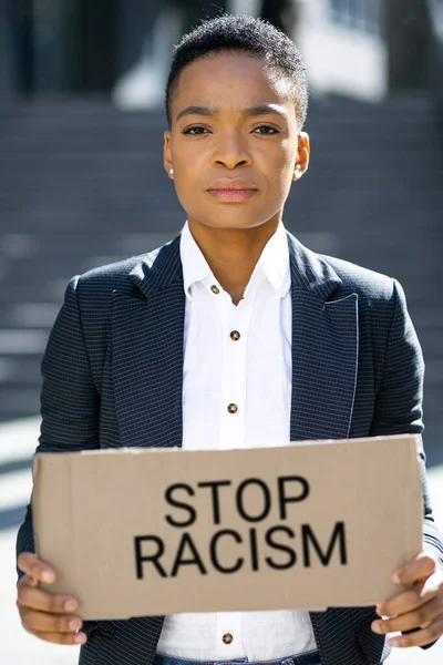 Молодая Афроамериканка Держит Табличку Фразой Остановить Расизм Улице Центре Города — стоковое фото
