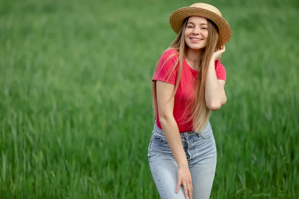 Belle Femme Souriante Marchant Sur Herbe Verte Extérieur Elle Est — Photo