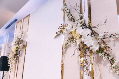 İsminin baş harfleri ağaç dalları ve çiçeklerle süslenmiş. düğün fotoğrafı bölgesi.