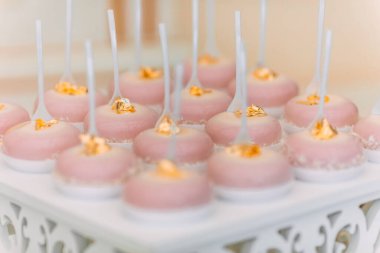 Düğün şekeri üzerinde şık bir tatlı. Tatlı ve pembe krema..