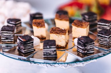 Lezzetli turta dilimli düğün şekeri. Kapat..