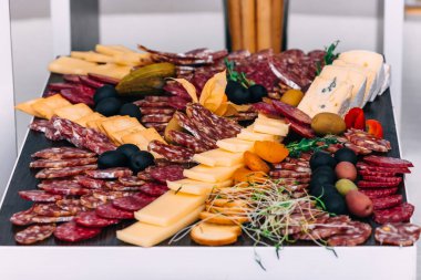 et ve peynir dilimleri kurutulmuş kayısılar ve zeytinlerle süslenir. düğün ziyafeti.