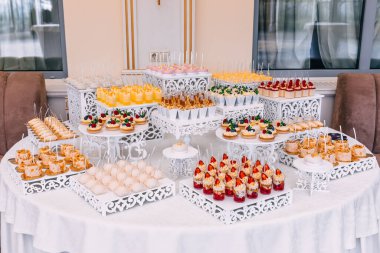 Düğün resepsiyonundaki çikolatada çok çeşitli lezzetli tatlılar var..