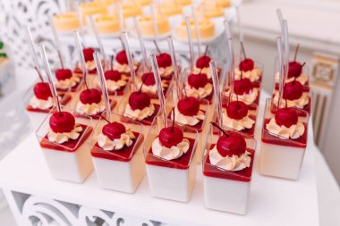 Beyaz tatlı, kiraz ve kremayla süslenmiş. düğün ziyafeti.