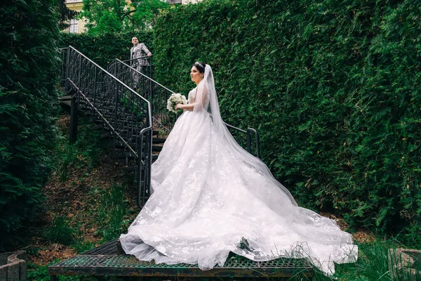 Profile Bride Wedding Dress Long Tail Dress Holding Wedding Bouquet — стоковое фото