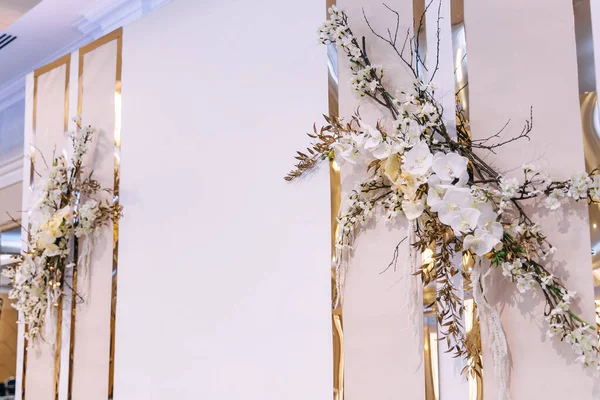 Стіна Ініціалами Прикрашена Гілками Квітами Весільна Фотозона — стокове фото