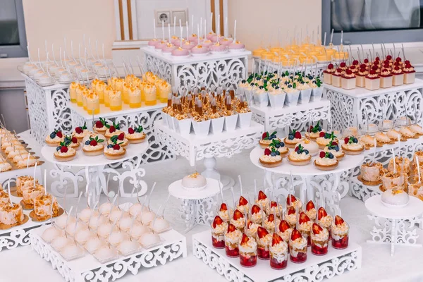 Великий Асортимент Смачних Десертів Цукерковому Барі Весіллі — стокове фото