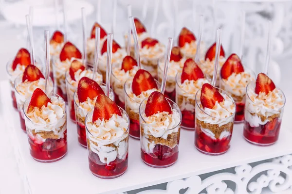 과맛있는 딸기를 곁들인 결혼식 때먹는 — 스톡 사진