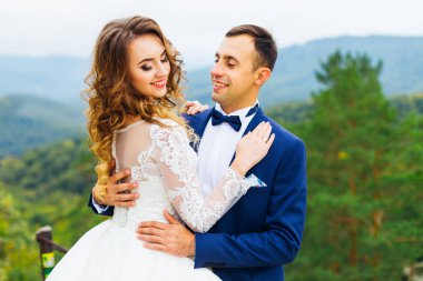 Damat geline bakar ve dağların arkasında ona sarılır.