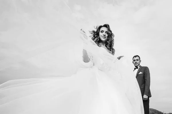 Bruid Een Witte Jurk Kijkt Cameralens Bruidegom Kijkt Ook Naar — Stockfoto