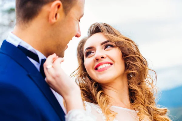 Close Noiva Com Uma Maquiagem Que Olha Para Noivo Sorri — Fotografia de Stock