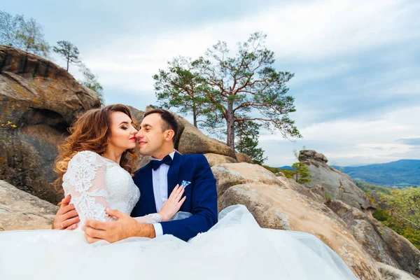 Close Van Pasgetrouwden Die Rotsen Zitten Elkaar Omhelzen Willen Kussen — Stockfoto