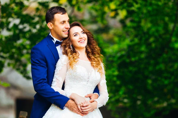 Der Bräutigam Anzug Umarmt Die Braut Von Hinten Und Sie — Stockfoto