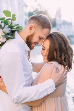 Mutlu romantik çift dürtüsü. Neşeli genç çift, romantik tatilleri boyunca turistik geziler yapıyor.