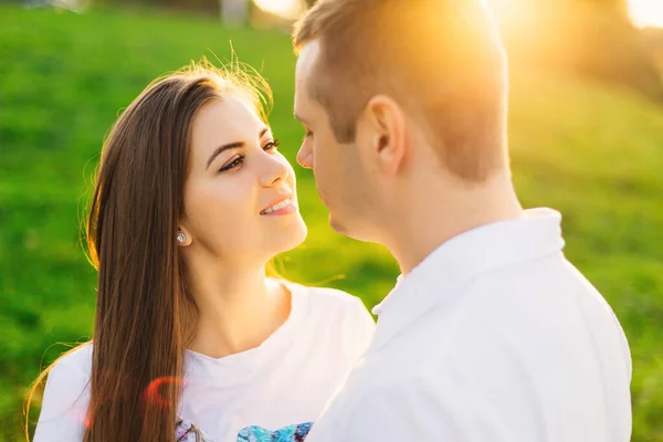 Joven Una Niña Están Caminando Bosque Volador Una Pareja Enamorada — Foto de Stock