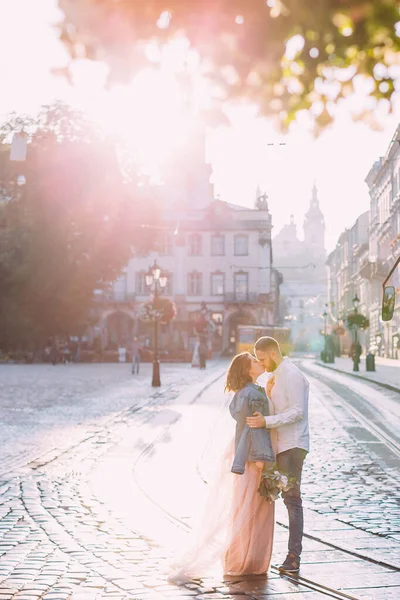 美丽的夏日阳光灿烂的早晨 在街上接吻时 年轻貌美的情侣 — 图库照片