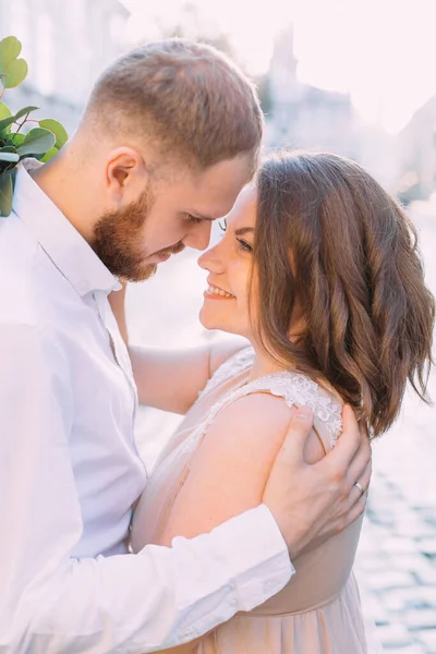 Novia Sonríe Marido Recién Casados Abrazan Besan Boda Paseo Por —  Fotos de Stock