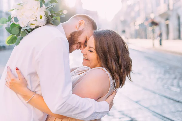 Adorável Casal Recém Casado Roupas Casamento Brincando Rua Cidade Velha — Fotografia de Stock