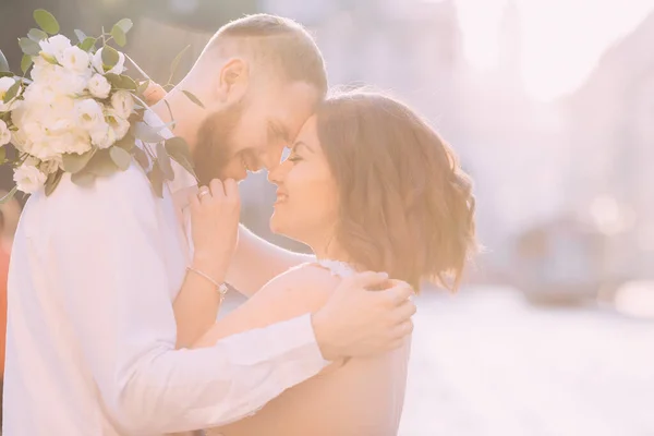 Novias Felices Calle Vieja Ciudad Judía Una Sonrisa Los Rostros —  Fotos de Stock