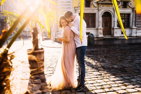 Zartes Paar Bei Einem Spaziergang Eine Elegante Frau Luxuriösem Kleid — Stockfoto