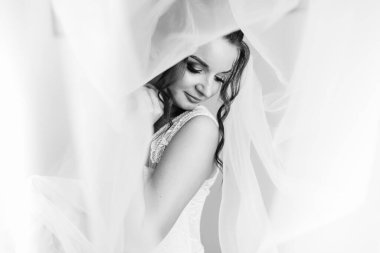 Gelinin sabahının romantik atmosferi. Kızın sabah hazırlıkları. Her anın tadını çıkar. Siyah beyaz fotoğraf.