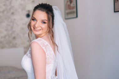 Gelinin sabahının romantik atmosferi. Güzel bir elbise ve peçeli gelin..