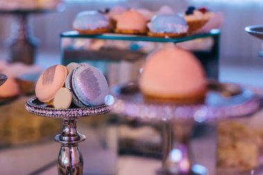 Düğün çikolatası. Çikolata. Tatlı şekerli bir masa. Düğün pastaları. Düğün töreninde çikolata.