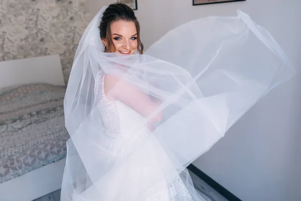 Een Vrolijke Bruid Speelt Met Een Sluier Ochtend Voor Ceremonie — Stockfoto