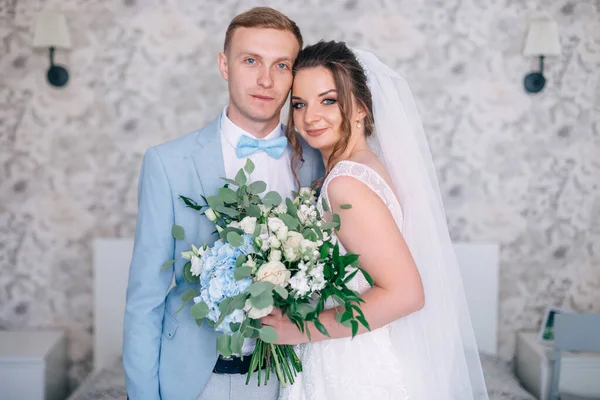 Bruidegom Bruid Kamer Tijdens Eerste Vergadering Voor Huwelijksceremonie Gelukkig Pasgetrouwden — Stockfoto