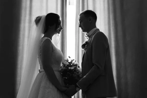 Перша Зустріч Нареченої Нареченого Біла Весільна Сукня Сірий Костюм Стильний — стокове фото