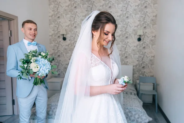 Mooie Jonge Bruid Een Jurk Een Sluier Staat Kamer Wachten — Stockfoto