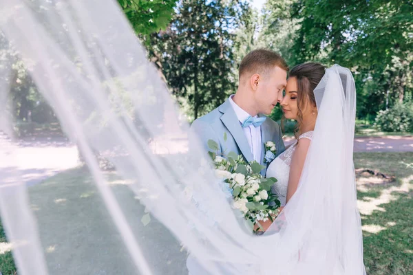 Beautiful Wedding Couple Laughs Kisses Backdrop City Park — стоковое фото