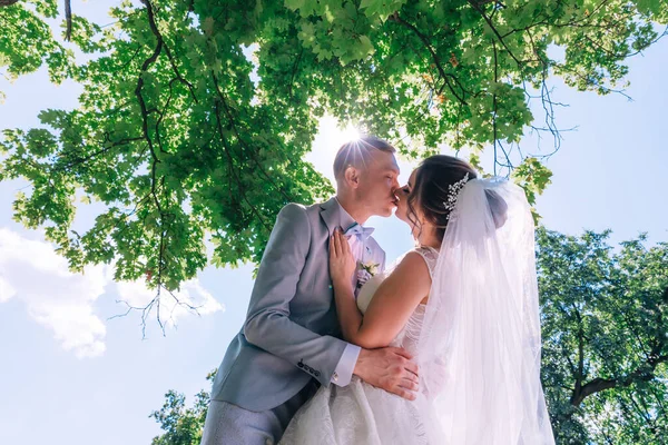 Bruid Bruidegom Wandelen Glimlachen Kussen Tegen Achtergrond Van Groene Natuur — Stockfoto